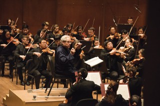 Itzhak Perlman Conducts the Juilliard Orchestra